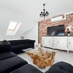 Exclusive Riverfront With Ac & Parking In By Renters