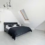 Exclusive Riverfront With Ac & Parking In By Renters