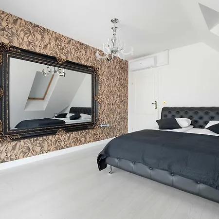 Large Air Conditioned By The River In With Parking And Desk By Renters Gdańsk