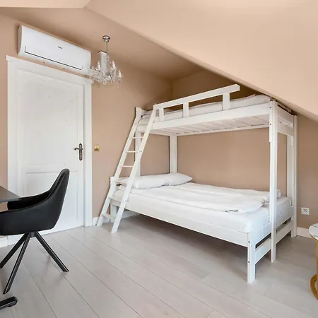 Apartman Large Air Conditioned By The River In With Parking And Desk By Renters