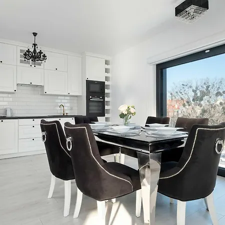 Large Air Conditioned By The River In With Parking And Desk By Renters