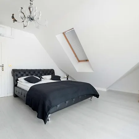 Exclusive Riverfront With Ac & Parking In By Renters
