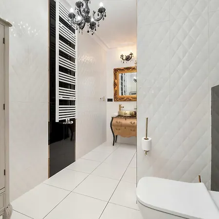 Exclusive Riverfront With Ac & Parking In By Renters