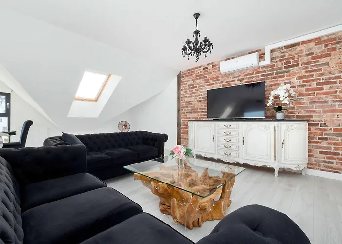 Large Air Conditioned By The River In With Parking And Desk By Renters