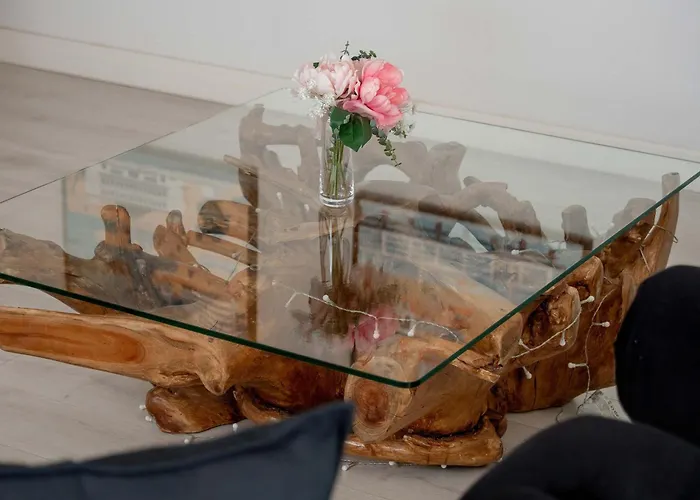 Large Air Conditioned By The River In With Parking And Desk By Renters