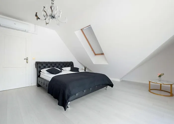 Large Air Conditioned By The River In With Parking And Desk By Renters