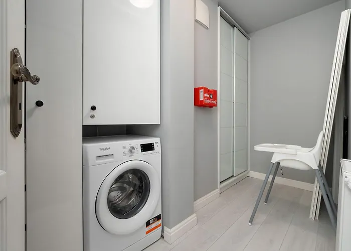 Large Air Conditioned By The River In With Parking And Desk By Renters *